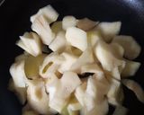 Foto del paso 2 de la receta Empanada de morcilla, pera y piñones