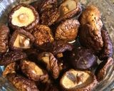 Foto del paso 1 de la receta: Muslitos de pollo con hongos secos