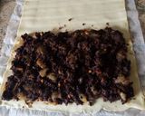 Foto del paso 6 de la receta Empanada de morcilla, pera y piñones