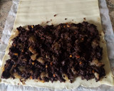 Foto del paso 6 de la receta: Empanada de morcilla, pera y piñones