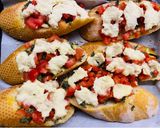 Hình bước làm 5 của món Crostini - bánh mì nướng cà chua phô mai kiểu Ý siêu dễ!