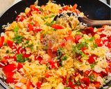 Foto del passaggio 7 della ricetta Insalata tiepida di riso basmati con gamberetti e pomodori