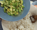 Foto del paso 3 de la receta: Ensalada de arroz basmati, langostinos, aguacate y coco 🦐 🥑 🥥