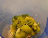 Foto del paso 2 de la receta: Batido de kiwi, piña y galletas