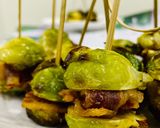 Hình bước làm 6 của món Finger Food 8👌: Bắp cải Brussels tí hon - xiên bacon- Rau củ nướng