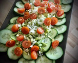 Foto del paso 2 de la receta: Ensalada de pepino, puerro y sardinillas con cherries