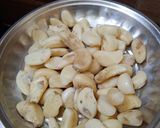 A picture of step 2 of வெள்ளைப்பூண்டு குச்சி கருவாட்டு குழம்பு.