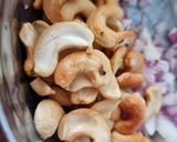 A picture of step 2 of Cashew matar masala.