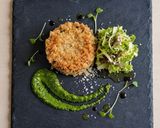 Foto del passaggio 7 della ricetta Medaglione di melanzana gratinata, salsa al basilico e indivia riccia all'acciuga