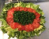 Une image de l'étape 7 de Salade reine des glaces aux tomates roses, oignons nouveaux et fleurs d'ail du jardin.