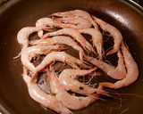 Foto del paso 4 de la receta: Gambas tostadas con aliño de aceite con ajos y perejil