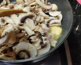 صورة لخطوة 3 من وصفة دجاج بالكريمة والفطر 🍄🍄