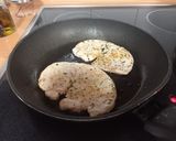 Foto del paso 5 de la receta: 289. Filetes de pavo a la plancha
