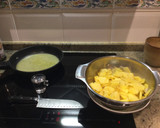 Foto del paso 3 de la receta: Tortilla de patata en salsa