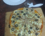 Foto del paso 3 de la receta: Pizza de atún, aceitunas negras y cebolla frita
