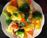 Hình bước làm 2 của món Rau củ xào thơm