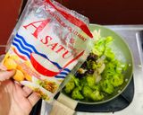 Foto langkah ke 5 dari resep Tumis Brokoli Jamur Tomat.