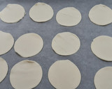 Foto del paso 5 de la receta: Mini empanadas de pollo con masa de hojaldre