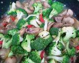Foto langkah ke 4 dari resep Brokoli Jamur Tumis Saos Tiram.