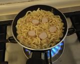 Foto langkah ke 3 dari resep DarMiSosTel (Dadar Mie Sosis Telur).