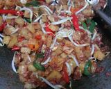 Foto langkah ke 6 dari resep Oseng Kentang Kornet Rawit.