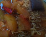 Foto langkah ke 2 dari resep Indomie Kuah Teh Manis Special.