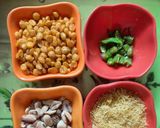 चटपटीत खाकरा भेळ (Khakhra Bhel Recipe In Marathi) रेसिपी स्टेप 2 फोटो