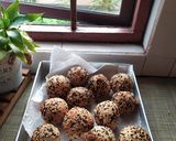 Gambar langkah 8 resipi Kuih Bom bijan hitam.