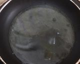 รูปขั้นตอนการทำที่ 2 ของ ข้าวกะเพราหมูกรอบ ไข่เจียว