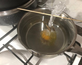 Foto del paso 4 de la receta: Caldillo o sopa de espárragos con huevo poche y crujiente de jamón