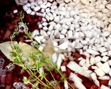 Foto del paso 3 de la receta: Fríjoles caseros con tomillo y laurel 🌿
