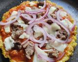 Foto del paso 8 de la receta: "Pizza" con base de coliflor al sartén🍕🧀🍖🥫🍅