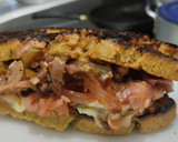 Foto del paso 10 de la receta: Sándwich🥙de carne🥩bbq🍯, cebolla🧅, pimiento🫑y queso🧀