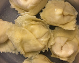 Foto del paso 2 de la receta: Pasta fresca rellena con salsa de pera y parmesano 🍐🧀