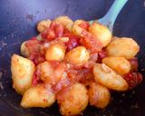 Hình bước làm 3 của món 🌱 Khoai Tây Xào Cà Chua Masala (Vegan)