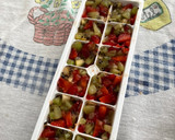 Foto del paso 2 de la receta: Cubos de hielo de fresa y kiwi