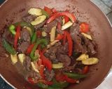 Foto langkah ke 5 dari resep Tumis Daging Sapi Paprika.