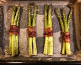 Szalonnakabátos zöld spárga és főtt fehér spárga krumplival recept fázis 11 fotója