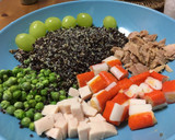 Foto del paso 2 de la receta: Salteado de quinoa con atún, guisantes, pavo y cangrejo