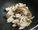 รูปขั้นตอนการทำที่ 2 ของ เนื้อก้ามกุ้งผัดน้ำพริกเผา
