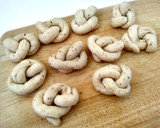 Foto del paso 4 de la receta: Panecillos "nudo" con pesto