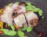 รูปขั้นตอนการทำที่ 2 ของ หมูกรอบ5ห่วง(เซเลอรี่ ชะอม มะกอกดำ พริกแดง พริกเหลือง)