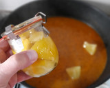Foto del paso 6 de la receta: Pollo, butifarra y níscalos salsa de almendras y limón encurtido