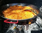 Foto del paso 11 de la receta Paella mixta de conejo y marisco en barbacoa