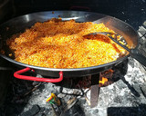Foto del paso 11 de la receta: Paella mixta de conejo y marisco en barbacoa