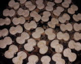 Foto del paso 4 de la receta: Bizcochitos de queso crema + quesos sardo y colorado