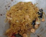 Foto langkah ke 5 dari resep Tumis Pepaya Muda dan Udang Pedas Manis.