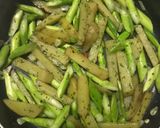 Foto langkah ke 3 dari resep Tumis Asparagus Kentang.