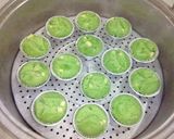 Foto langkah ke 9 dari resep Muffin Santan Pandan Kukus Isi Keju.