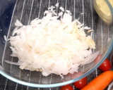 Foto del paso 2 de la receta: Timbal de salmón sobre lechuga baby